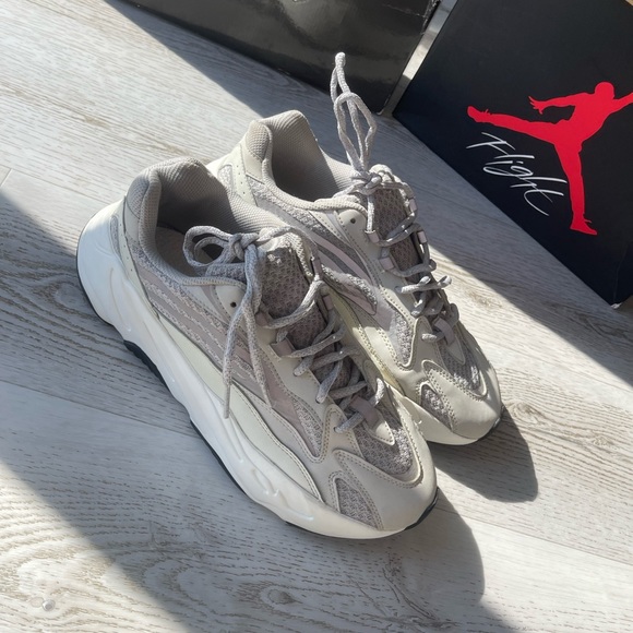 yeezy boost 700 v 2 cream